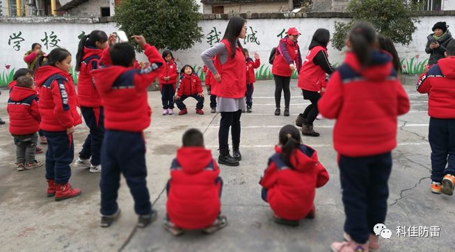 攜手園區(qū)民企黨委，共筑愛心橋梁--為松桃碗森小學(xué)獻(xiàn)溫暖行動(dòng)(圖2)